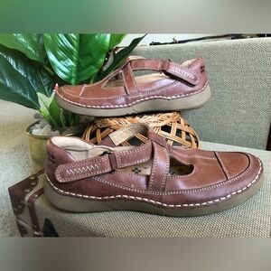 NATURALIZER Julianne 100% Leather Mary-Jane closed-toe design sandals/flats!